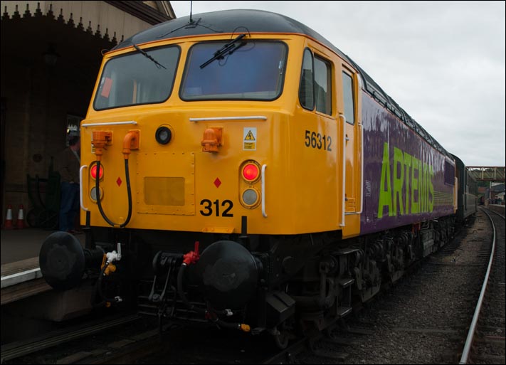 Class 56312 in Wansford station with a train to Peterborough