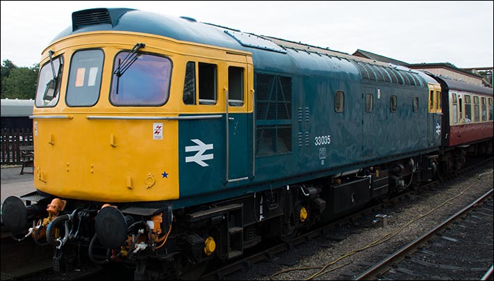 Class 33035 in Wansford station   Class 33035 in Wansford station