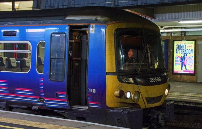 Great Northern class 365509 at Peterborough in platform 2