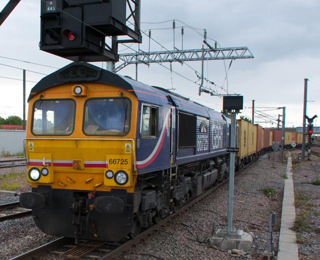 class 66725 into platform 5