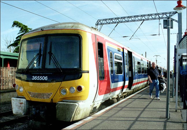 WAGN class 365506 in the down platform at Watlington